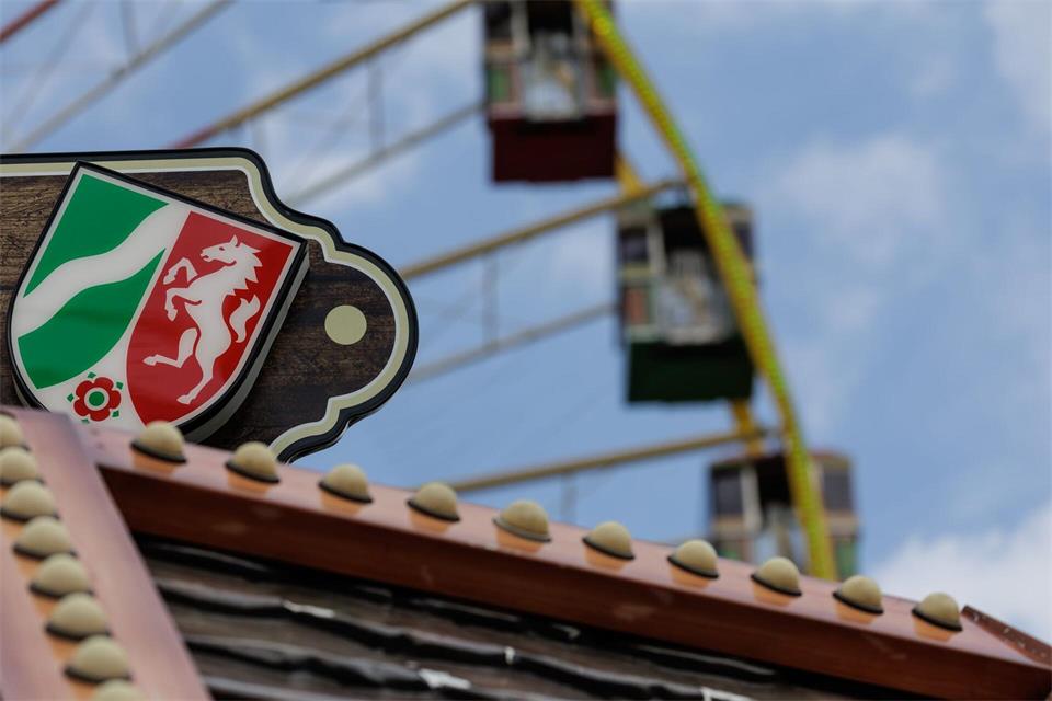 Das Wappen von Nordrhein-Westfalen ist bei der Eröffnung der 542. Cranger Kirmes auf einem Verkaufsstand zu sehen. (Archivfoto)David Ebener/dpa