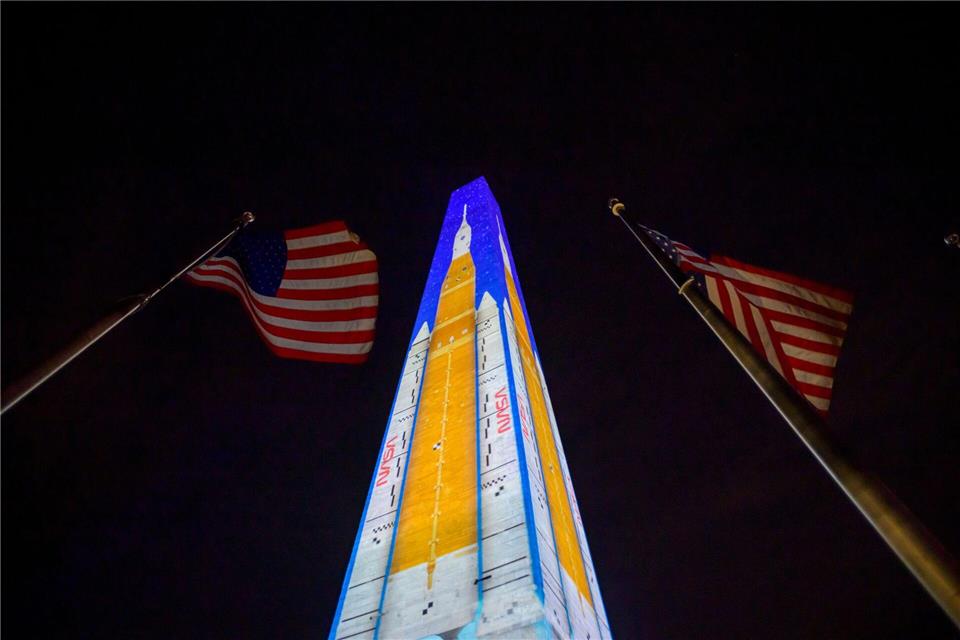 Das Washington Monument wird mit Bildern beleuchtet.Rod Lamkey/AP/dpa