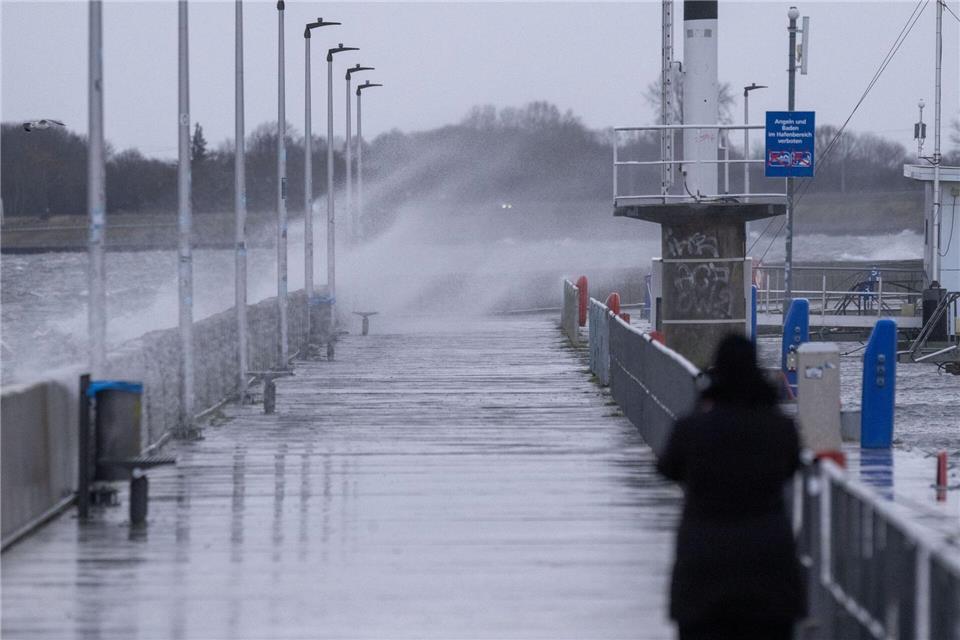 Das Wasser an der Ostsee steigt. Für Abschnitte der Oder im Nordosten Brandenburgs gilt Hochwasser-Alarmstufe 1. Stefan Sauer/dpa