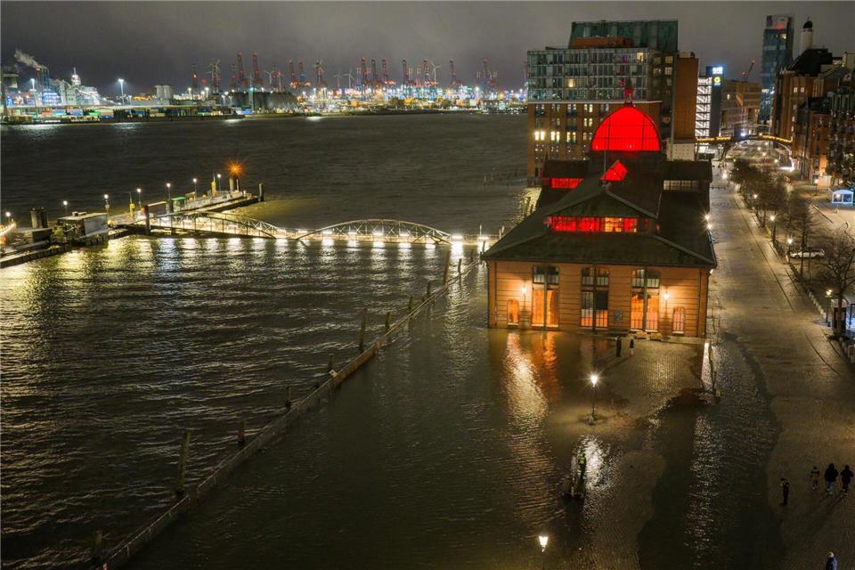 Das Wasser der Elbe ist am Hamburger Fischmarkt übergetreten.Bodo Marks/dpa
