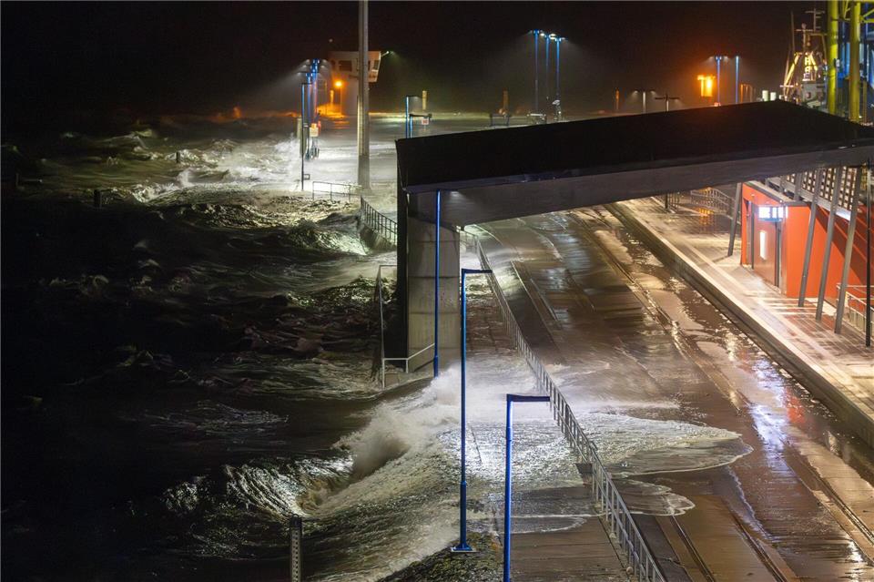 Bilder des Tages  Das Wasser der Nordsee drückt bei Sturm auf den Fährhafen Dagebüll.Bodo Marks/dpa