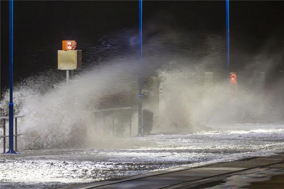 Sturmtief über Deutschland – Bäume stürzen um Das Wasser der Nordsee peitscht auf den Fährhafen Dagebüll.Bodo Marks/dpa