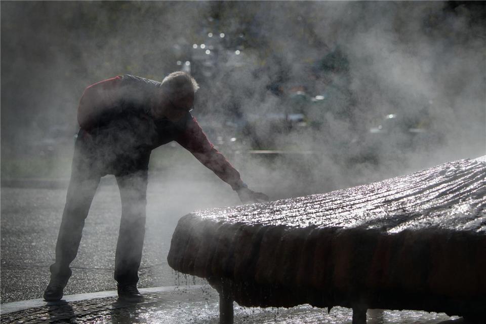 Das Wasser des Kochbrunnens steigt aus 2.000 Meter Tiefe an die Oberfläche. (Archivbild)Andreas Arnold/dpa