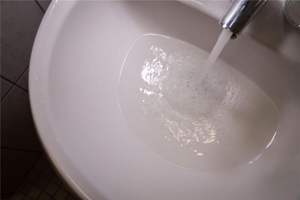 Das Wasser fließt nicht mehr richtig ab? Ein Hack soll helfen, die Verstopfung zu beheben.Christin Klose/dpa-tmn