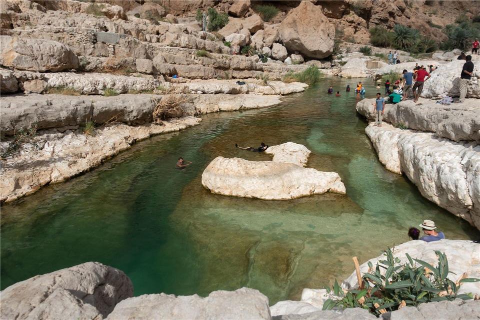 Das Wasser in einem der natürlichen Schwimmbecken im Wadi Shab ist glasklar.Andreas Drouve/dpa-tmn