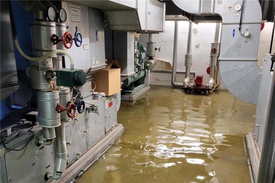 Das Wasser pumpten die Unbekannten aus einem Teich in einen Kellerschacht.Landratsamt Deggendorf/dpa