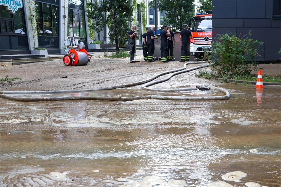 Das Wasser stand großflächig auf dieser Straße.Bodo Marks/dpa