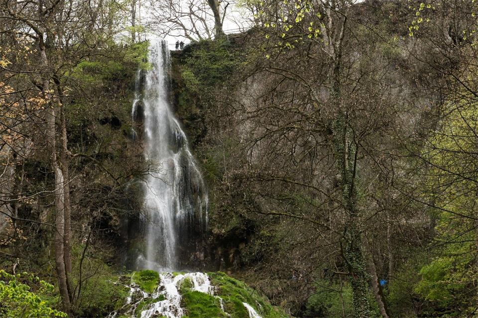 Das Wasser stürzt aus der Höhe im Wasserfall von Bad Urach hinab. (Archivbild)picture alliance / Lino Mirgeler/dpa