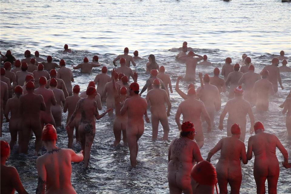 Das Wasser war mit zwölf Grad ungemütlich kalt.Ethan James/AAP/dpa