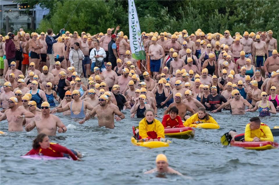 Fast 1.100 Schwimmer beim Sundschwimmen auf Rügen Das Wasser war rund 19 Grad warm.Stefan Sauer/dpa