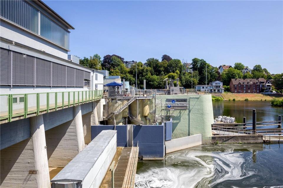 Das Wasserkraftwerk im Stauwehr des Essener Baldeneysees kann rund um die Uhr Strom erzeugen. Der Erneuerbaren-Branchenverband LEE beklagt, dass in NRW quasi keine neuen Wasserkraftanlagen gebaut werden. (Archivbild)-/Ruhrverband/dpa