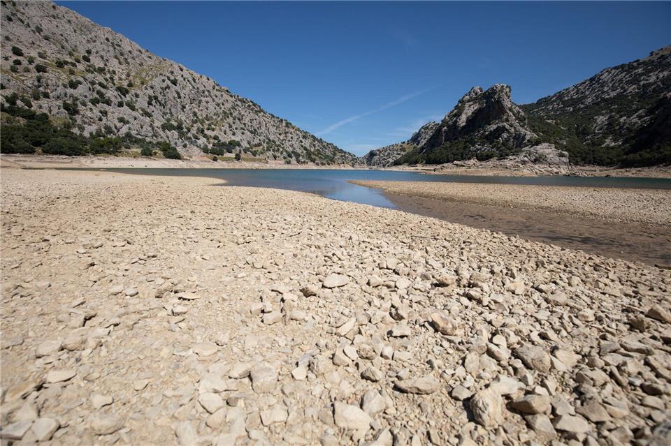 Das Wasserreservoir Gorg Blau im Tramuntana-Gebirge, das Palma auf Mallorca versorgt, war im September recht leer. (Archivbild)Clara Margais/dpa