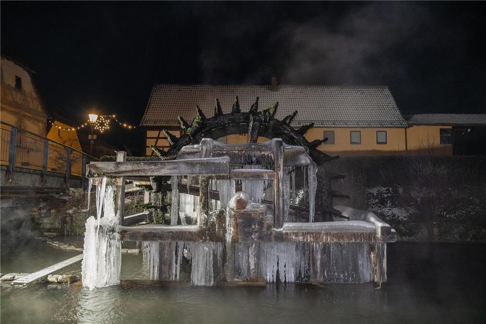 Das Wasserschöpfrad an der Wiesent in Ebermannstadt ist mit Eis überzogen.News5 / Ferdinand Merzbach/NEWS5/dpa