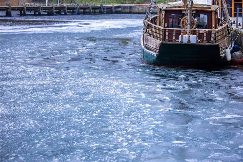 Das Wasserstraßen- und Schifffahrtsamt Ostsee (WSA) warnt vor möglicher Eisbildung an der deutschen Ostseeküste. (Archivbild)Jens Büttner/dpa