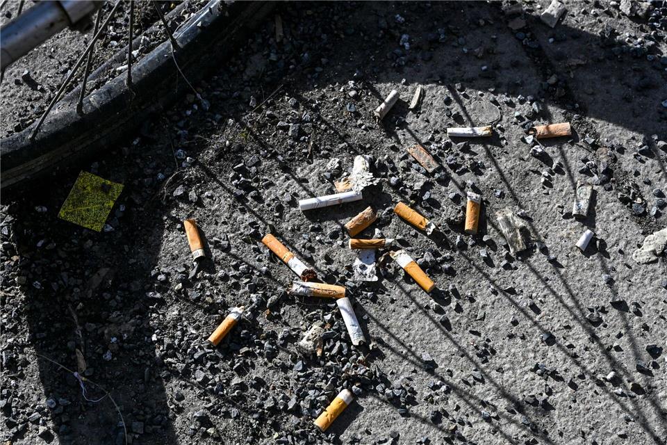 Das Wegwerfen von Zigarettenkippen kann 250 Euro Strafe kosten. Jens Kalaene/dpa
