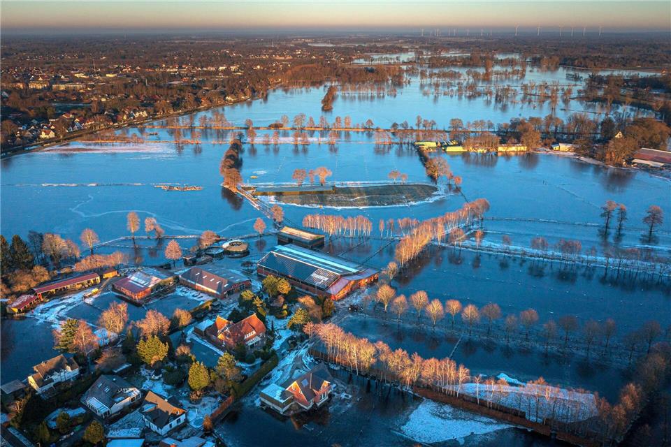 Das Weihnachtshochwasser machte 2023 zum regenreichsten Jahr in Niedersachsen. (Archivbild)Sina Schuldt/dpa