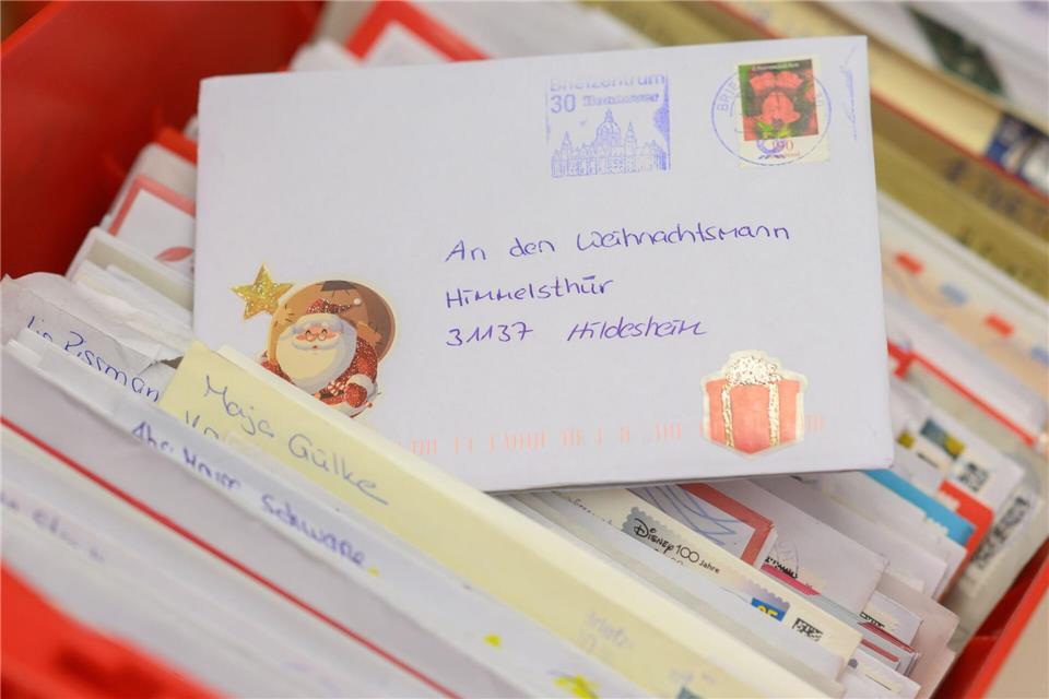 Das Weihnachtspostamt Himmelsthür öffnet, Mitarbeiter der Deutschen Post lesen und beantworten die Briefe. (Archivbild)Julian Stratenschulte/dpa