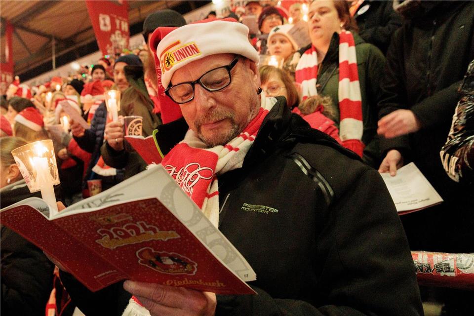 Das Weihnachtssingen ist beim 1. FC Union Berlin gute Tradition.Carsten Koall/dpa