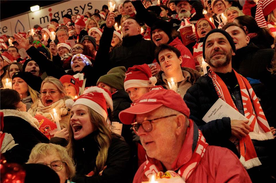 Das Weihnachtssingen ist beim 1. FC Union Berlin gute Tradition.Carsten Koall/dpa