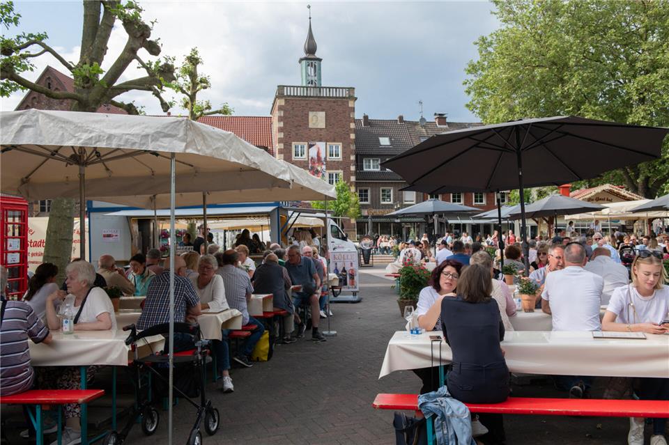 Das Weinfest zieht seit Jahren viel Publikum in Borkens Innenstadt.