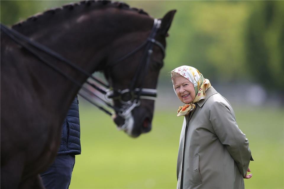 Das Weltklasse-Dressurpferd Valegro - hier 2022 mit Königin Elizabeth II. - ist gestorben. (Archivfoto)Andrew Matthews/PA Wire/dpa