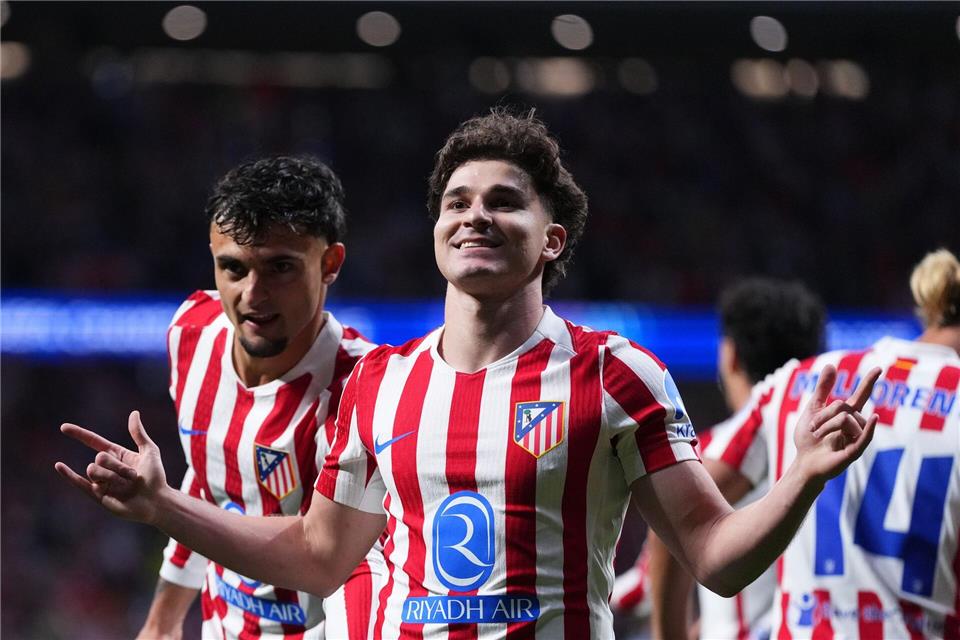 Das Werben um Julián Álvarez hat eine bemerkenswerte Reaktion von Atlético Madrid provoziert. (Archivbild)Manu Fernandez/AP/dpa