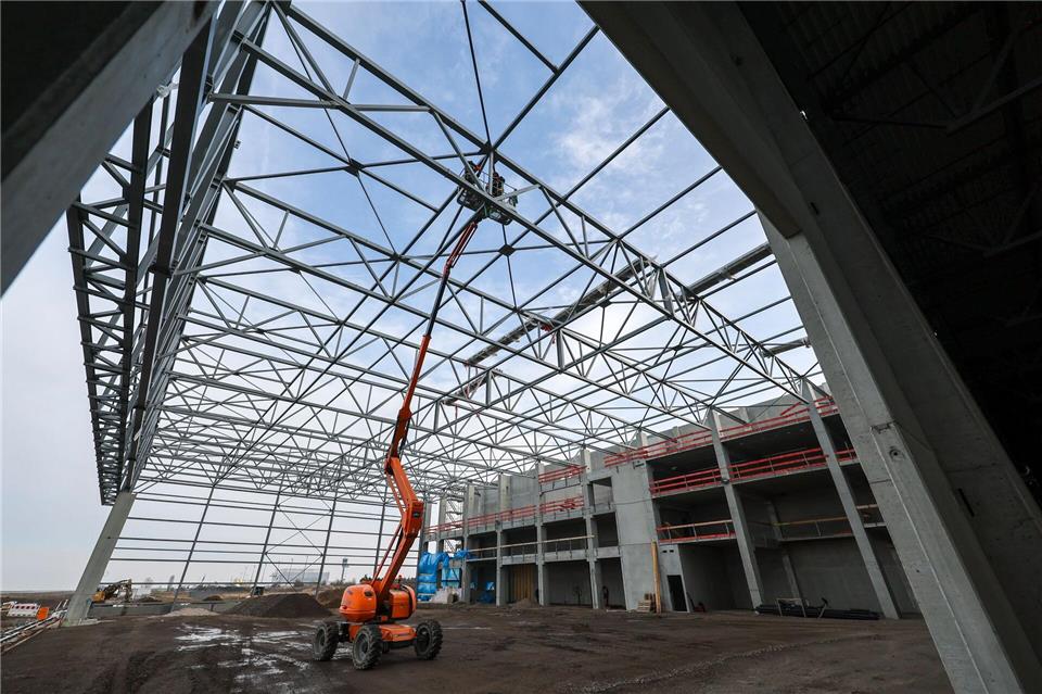 Das Werk am Flughafen Leipzig/Halle ist auf langfristiges Wachstum und Erweiterungsflächen ausgelegtJan Woitas/dpa