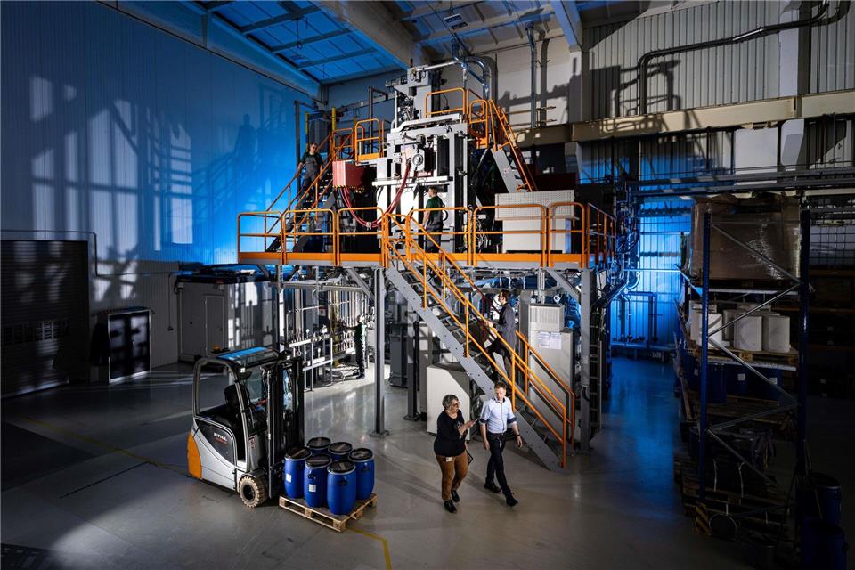 Das Werk in Bitterfeld hat nach Unternehmensangaben eine Verarbeitungskapazität von 600 Tonnen pro Jahr, die bei Bedarf gesteigert werden kann.Steffen Runke/Heraeus/dpa