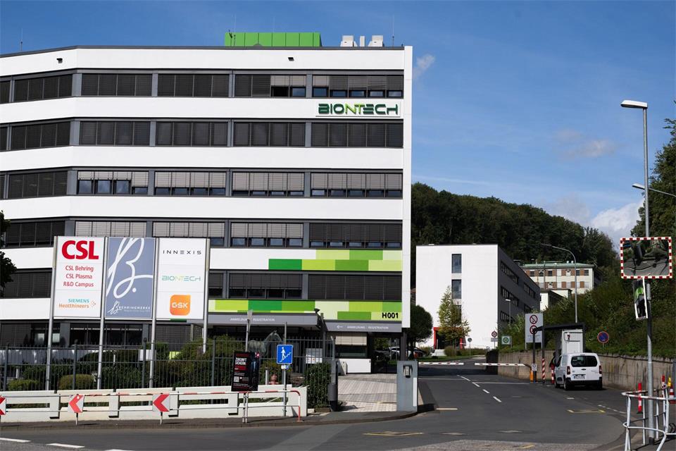 Das Werk in Marburg hatte Biontech einst selbst von Novartis übernommen, nun dürften dort Anfang 2028 die Lichter ausgehen. (Archivfoto)Boris Roessler/dpa