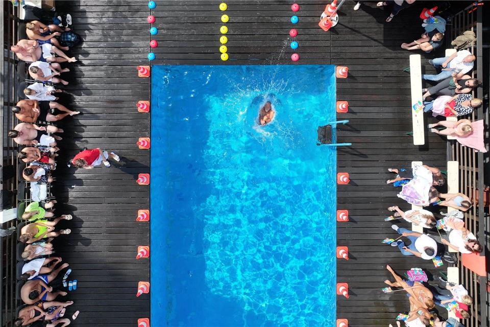 Das Werksschwimmbad auf Kokerei Zollverein in Essen hat bis September täglich für einen kostenlosen Besuch geöffnet. (Archivbild)Sascha Thelen/dpa