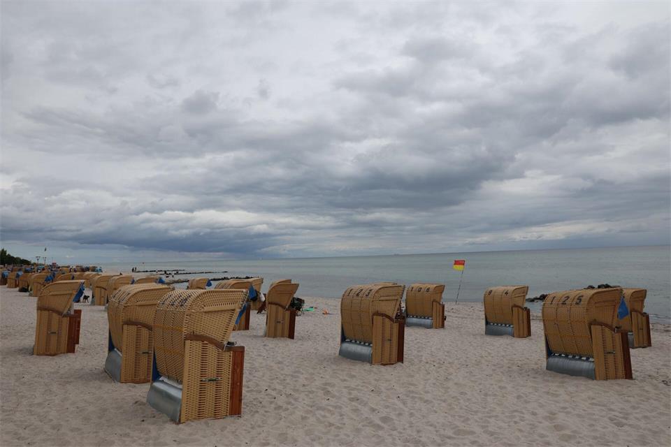 Das Wetter am Wochenende hält alles von Sonnenstunden, dichten Wolken bis Schauer und Gewitter bereit. (Archivbild)Christian Charisius/dpa