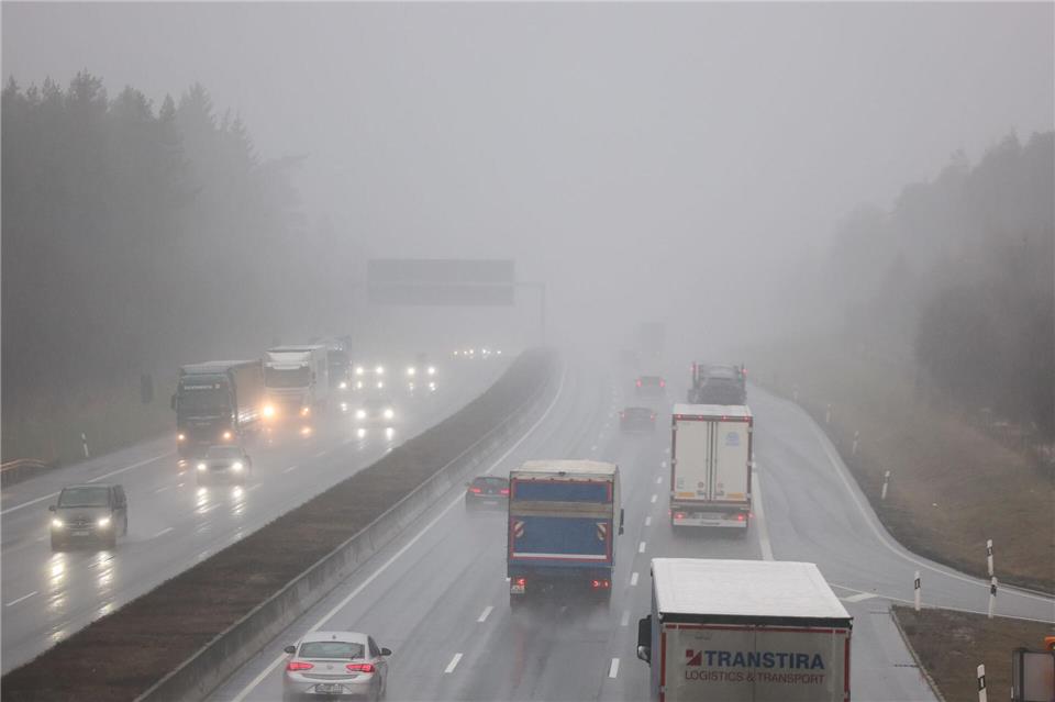 Das Wetter beeinträchtigt den Verkehr auf den Straßen Thüringens und führt zu gefährlichen Bedingungen für Autofahrer. (Symbolbild)Jan Woitas/dpa