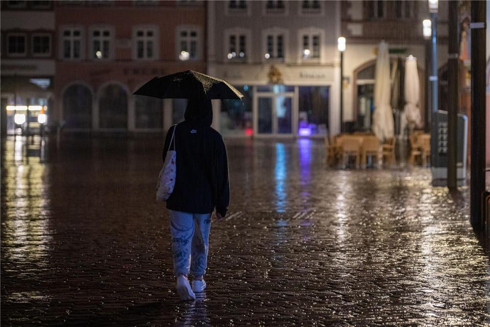Das Wetter bleibt am Dienstag noch unangenehm. (Symbolbild)Harald Tittel/dpa
