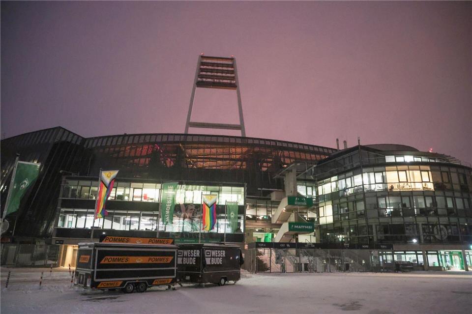 Das Wetter bringt den Spielplan in der Fußball-Bundesliga durcheinander. Auch im Weserstadion kann nicht gespielt werden.Focke Strangmann/dpa