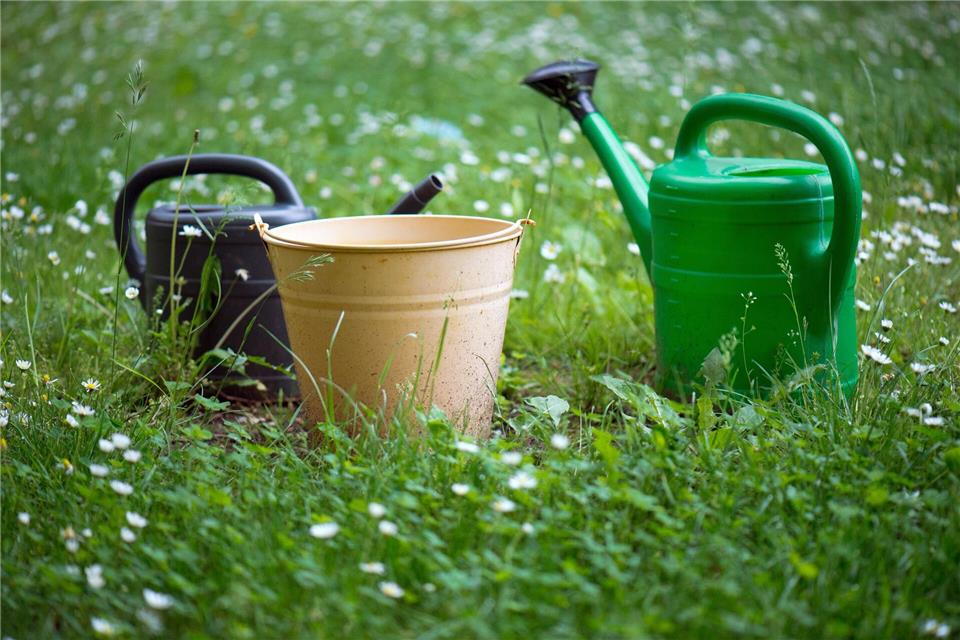 Das Wetter für die Gartenarbeit bleibt gut. Allerdings fehlt der Regen. (Symbolbild)Arno Burgi/dpa