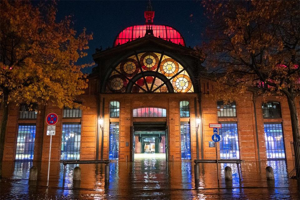 Das Wetter im Norden zeigt sich von seiner ungemütlichen Seite. In Hamburg wurde der Fischmarkt in der Nacht bereits überschwemmt.Daniel Bockwoldt/dpa