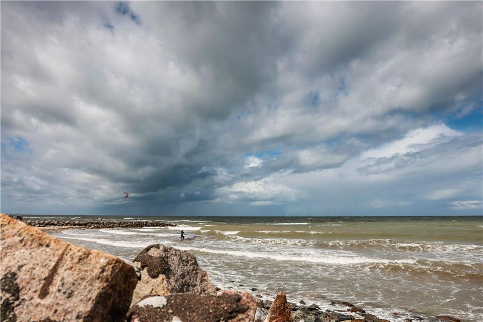Das Wetter in Norddeutschland bleibt wechselhaft mit Schauern und Windböen. (Symbolbild)Frank Molter/dpa