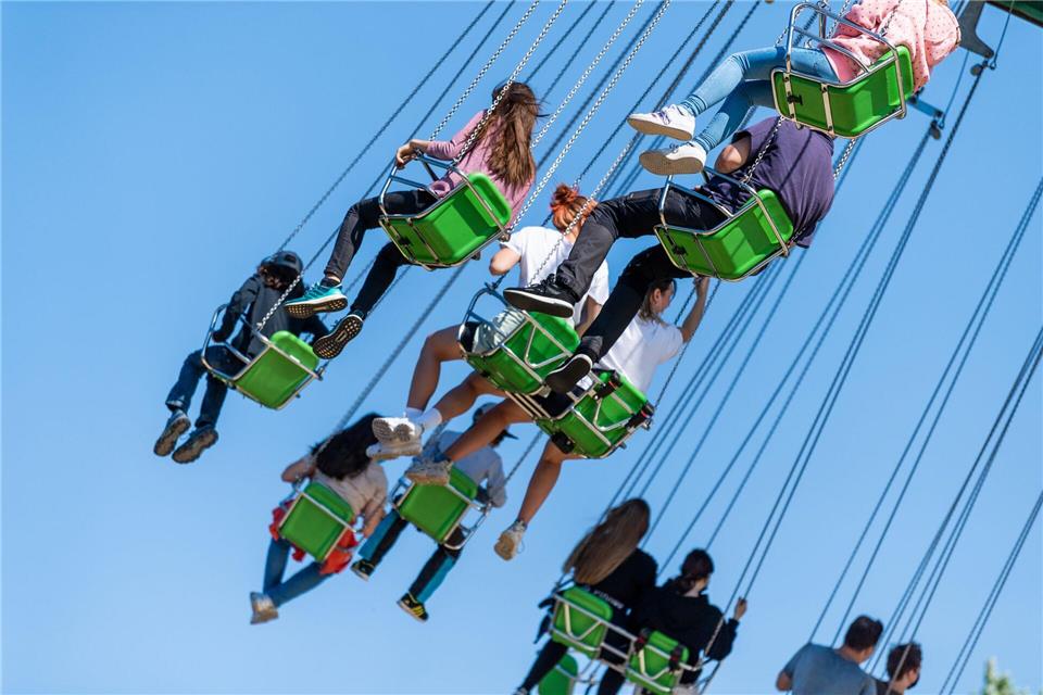Das Wetter ist der größte Unsicherheitsfaktor für Freizeitparks. (Symbolbild) Philipp Schulze/dpa