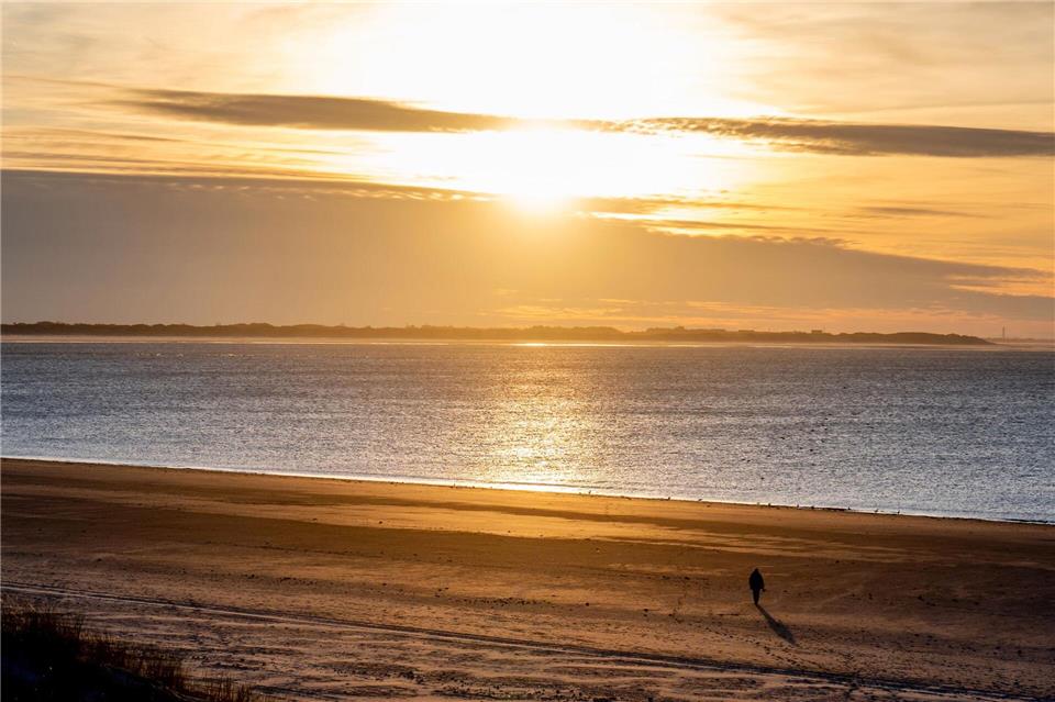 Das Wetter ist vielerorts frühlingshaft - auf den ostfriesischen Inseln wird es allerdings nicht so warm wie auf dem niedersächsischen Festland. (Archivbild) Hauke-Christian Dittrich/dpa