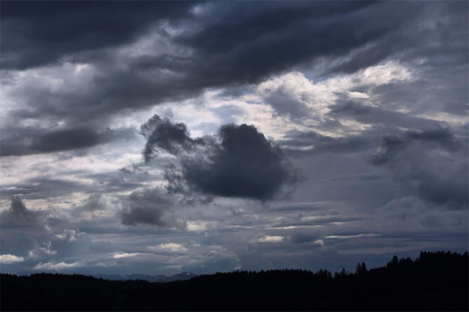 Das Wetter kann in der Nacht zu und am Montag ungemütlich werden. (Symbolbild)Karl-Josef Hildenbrand/dpa