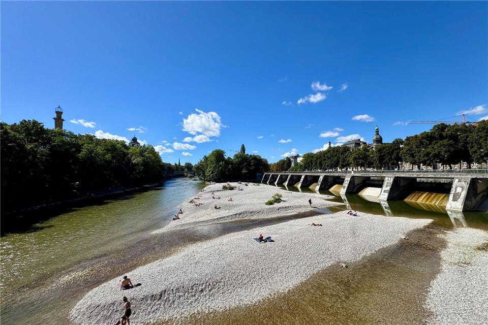 Das Wetter lädt noch einmal zum Sonnenbaden ein. (Archivbild)Peter Kneffel/dpa