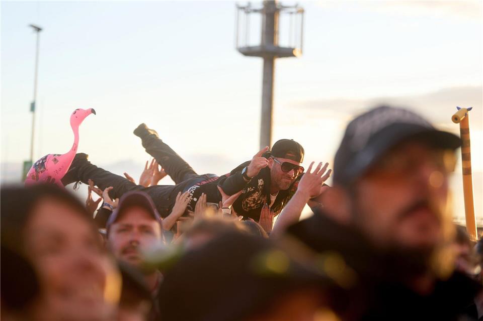 Das Wetter verschonte die Fans bei während der Konzerte am ersten Festivaltag. Thomas Frey/dpa