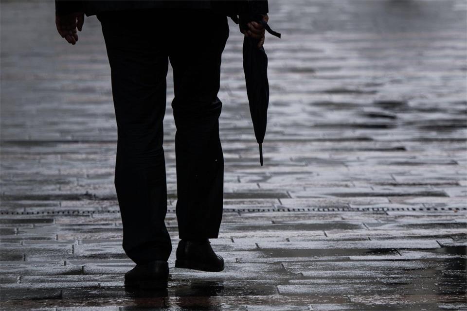 Das Wetter wird wechselhaft und ungemütlich. (Symbolbild)Andreas Arnold/dpa