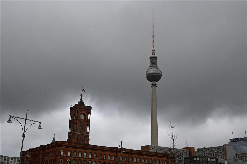 Das Wetter wird ziemlich trüb in Berlin und Brandenburg. (Archivbild)Jens Kalaene/dpa