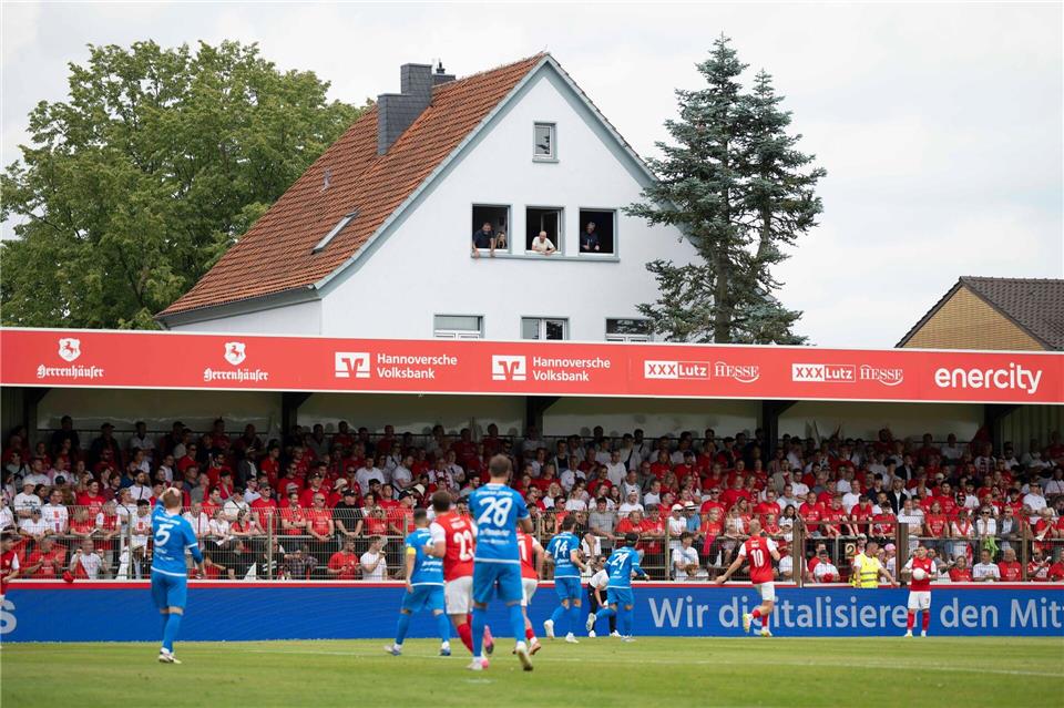 Das Wilhelm-Langrehr-Stadion des TSV Havelse (Archiv)David Inderlied/dpa