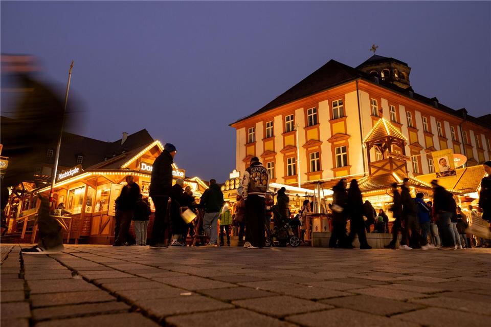 Das Winterdorf in der Bayreuther Fußgängerzone verbreitet schon ab Mitte Oktober weihnachtliche Stimmung. (Archivbild)Pia Bayer/dpa