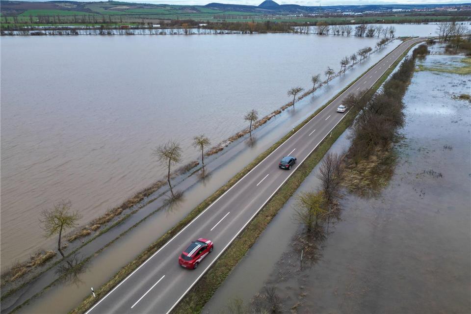 Das Winterhochwasser 2023/2024 setzte Deiche und Hochwasserschutzanlagen in Sachsen-Anhalt stark unter Druck - besonders angespannt war die Lage an der Helme. (Archivbild) Jan Woitas/dpa