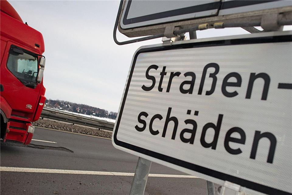 Das Winterwetter hat für Schäden an der Autobahn 27 gesorgt. (Archivbild)picture alliance / ZB