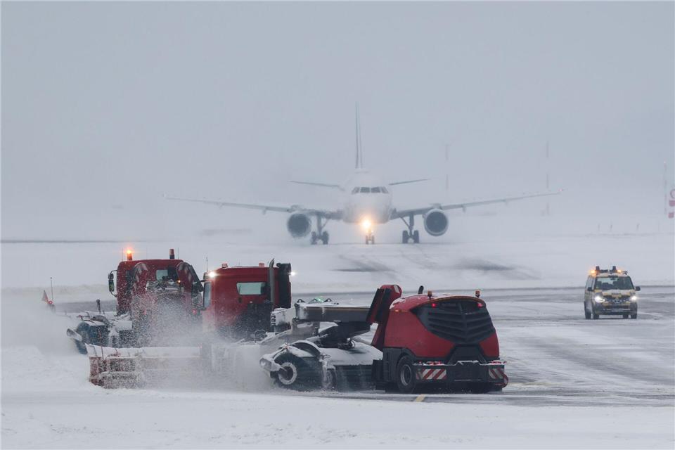 Das Winterwetter hat laut einer Flughafensprecherin im Luftverkehr einiges durcheinandergewirbelt. Christian Charisius/dpa