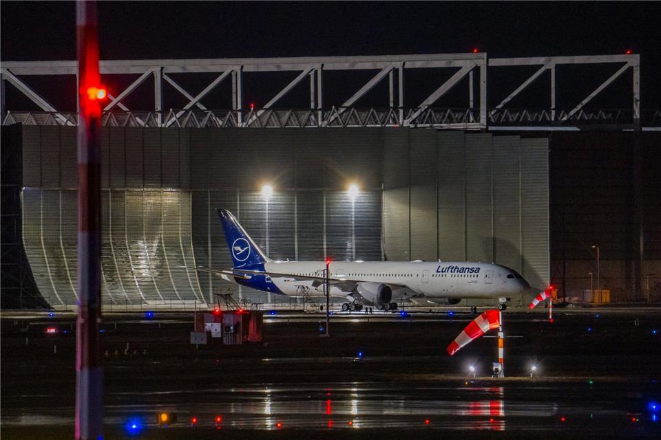 Das Winterwetter hatte am Freitagmorgen zunächst keine Auswirkungen auf den Flugbetrieb am Frankfurter Flughafen. Andreas Arnold/dpa